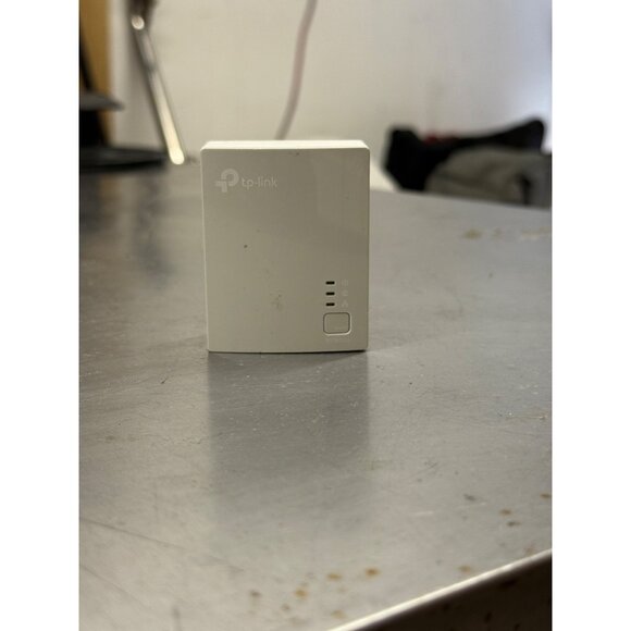 ✨ TP-LINK TL-PA4010 RJ45 Power Line Internet Through AC Power Line Outlet Plug ( - Picture 1 of 3